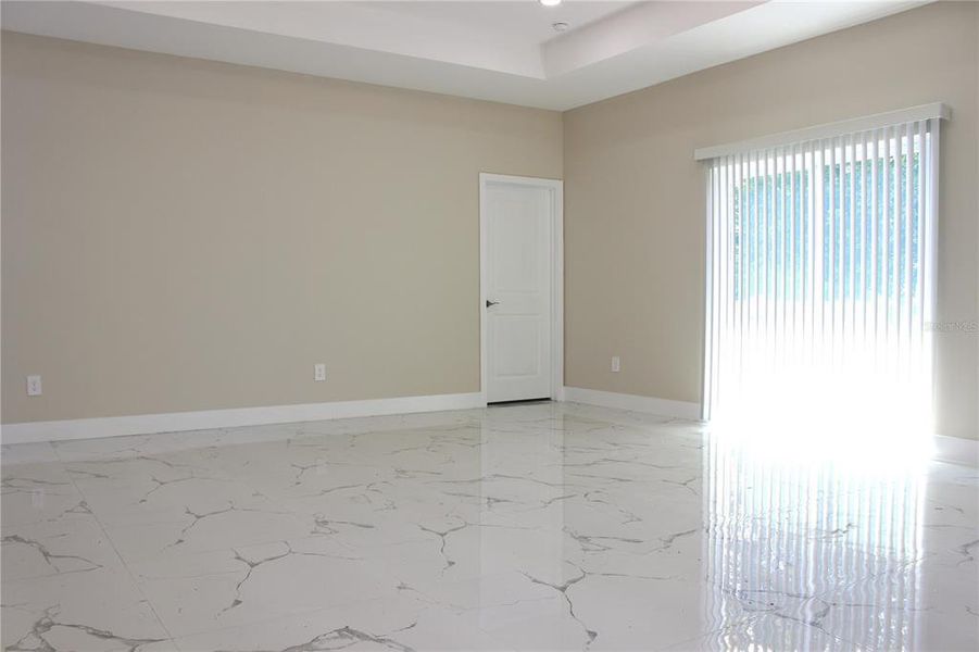 Spacious, unfurnished interior of a new home in , Tampa (Image 36).