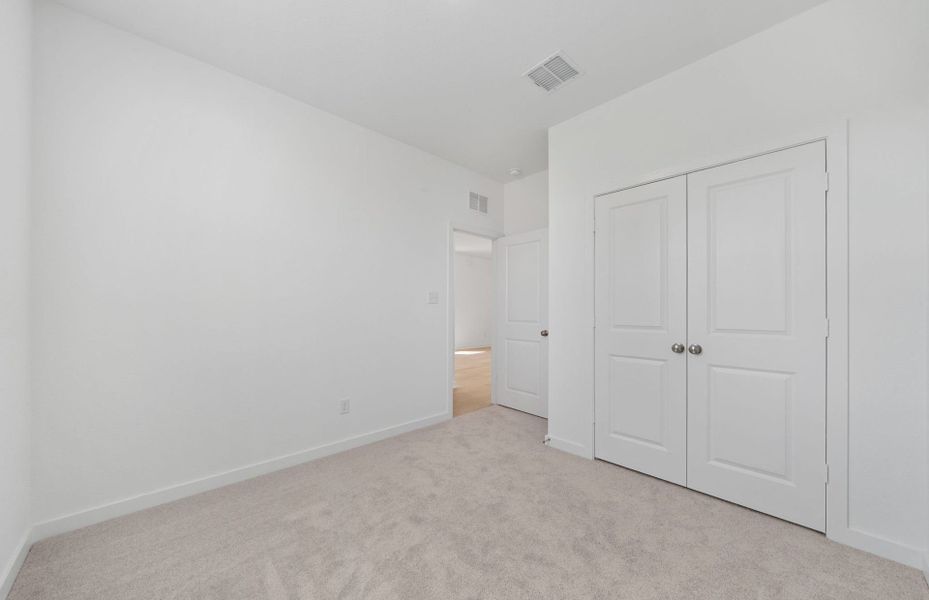 Spacious, unfurnished interior of a new home in Sunfield, Buda (Image 16).