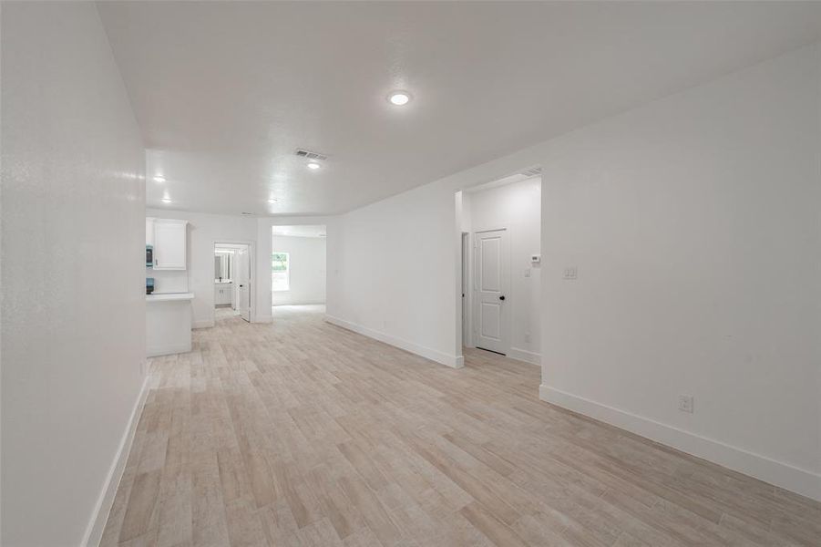 Spacious, unfurnished interior of a new home in , Dallas (Image 19).