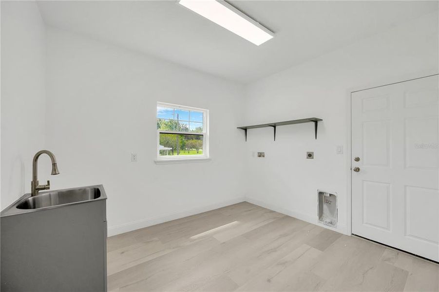 Spacious, unfurnished interior of a new home in , Dade City (Image 38).