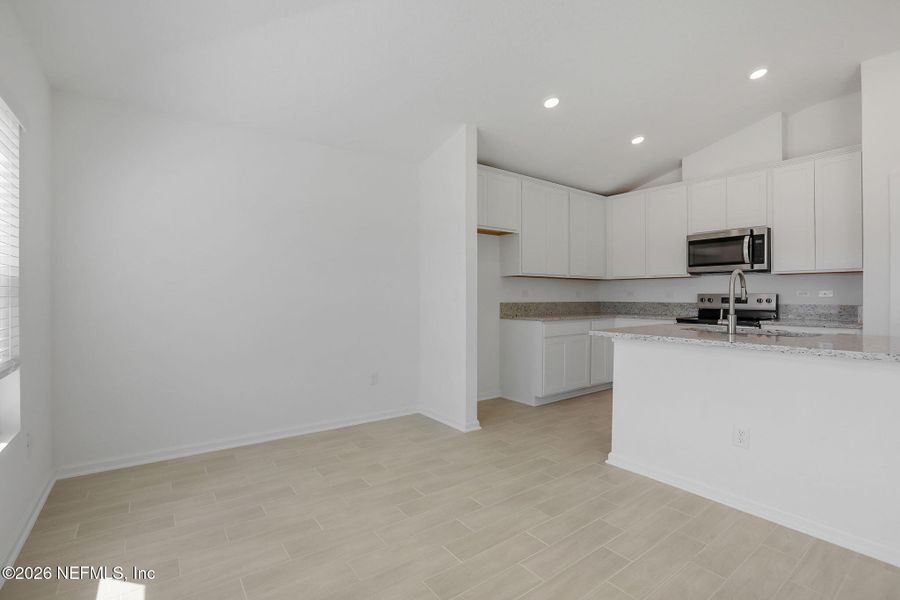 Spacious, unfurnished interior of a new home in Bellbrooke, Jacksonville (Image 31).