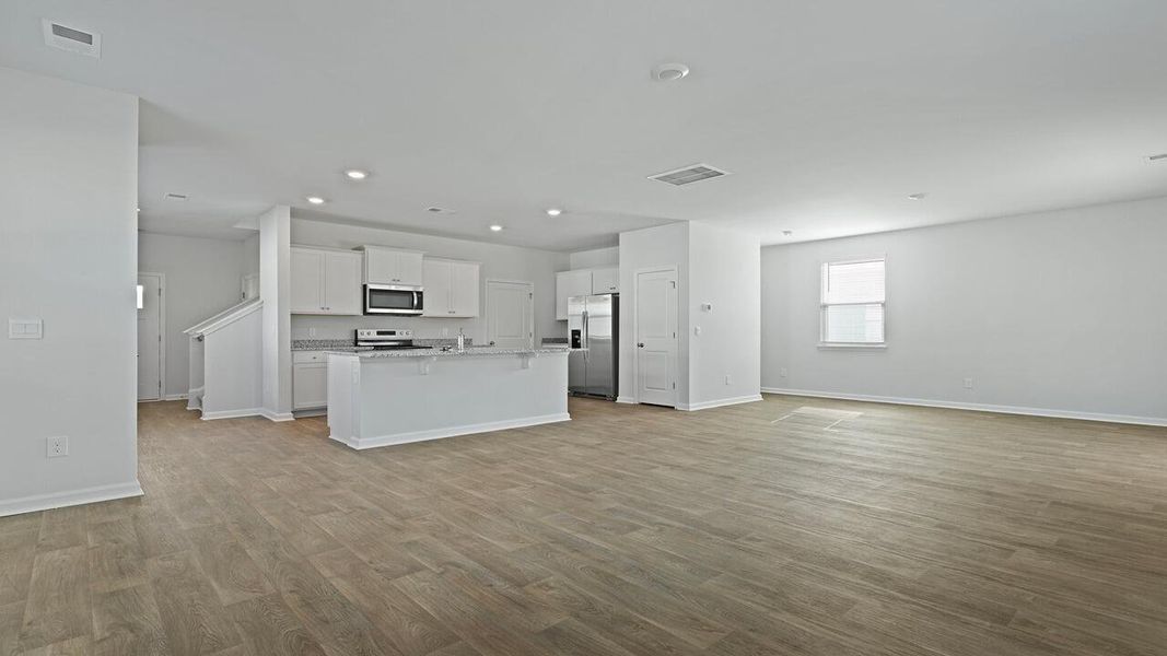 Spacious, unfurnished interior of a new home in Lakeview at Kitfield, Moncks Corner (Image 9).