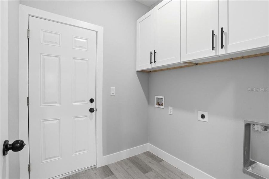 Spacious, unfurnished interior of a new home in , Port Charlotte (Image 37).