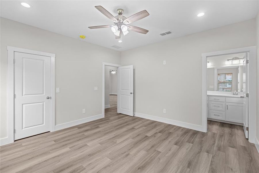 Spacious, unfurnished interior of a new home in , Tom Bean (Image 15).
