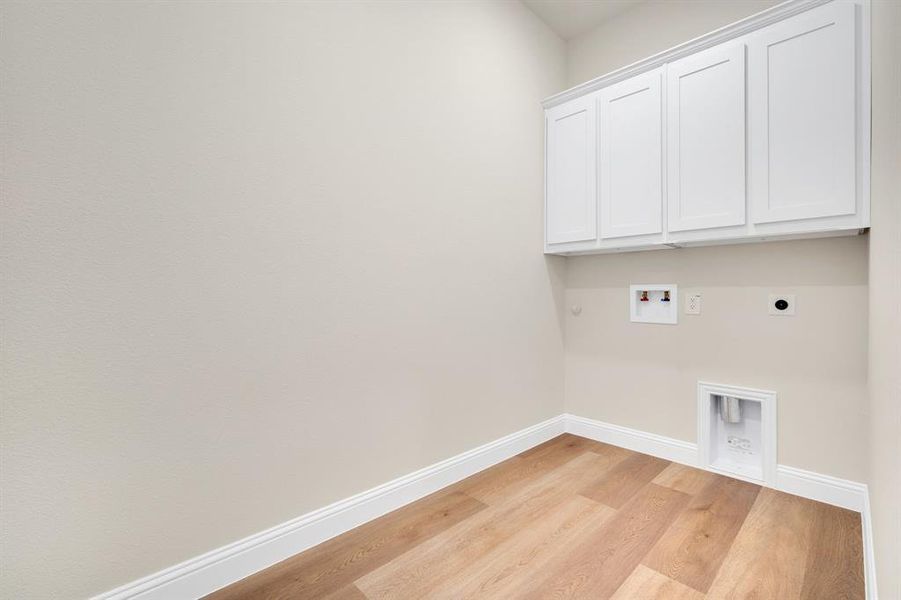 Large utility room with cabinets