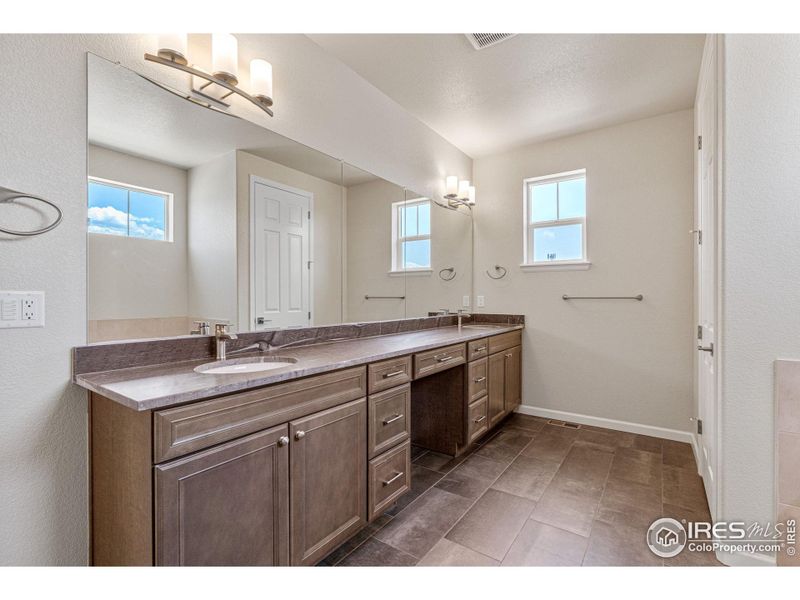 Dual sinks in primary bath