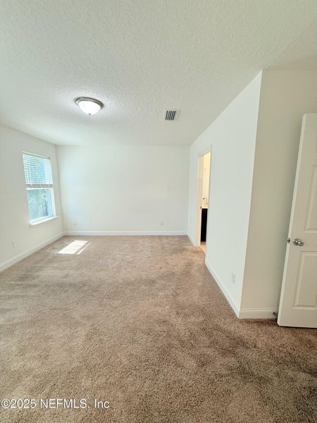 Spacious, unfurnished interior of a new home in Pinewood Place, Middleburg (Image 14).