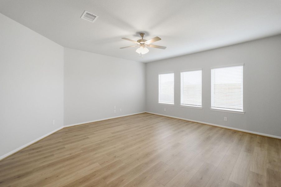 Spacious, unfurnished interior of a new home in Trails at Woodhaven Lakes, La Marque (Image 24).