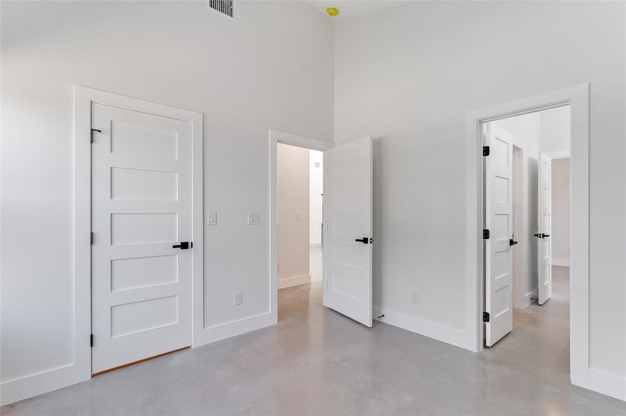 Spacious, unfurnished interior of a new home in , Marble Falls (Image 26).