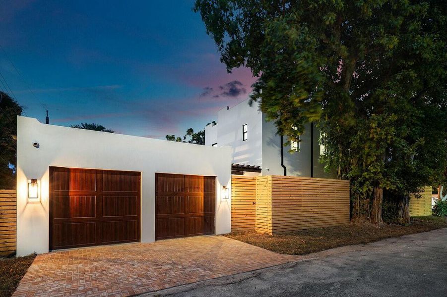 2 car Garage 2 car Garage