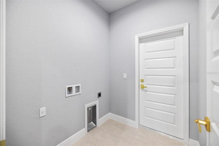 Spacious, unfurnished interior of a new home in , North Port (Image 22).