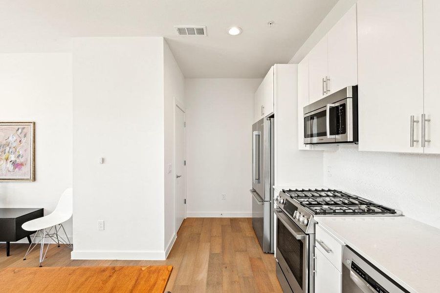 Images are for illustrative purposes only. Photos reflect a similar floor plan and are intended to convey the overall look and feel of the interiors and community. Images are for illustrative purposes only. Photos reflect a similar floor plan and are intended to convey the overall look and feel of the interiors and community.