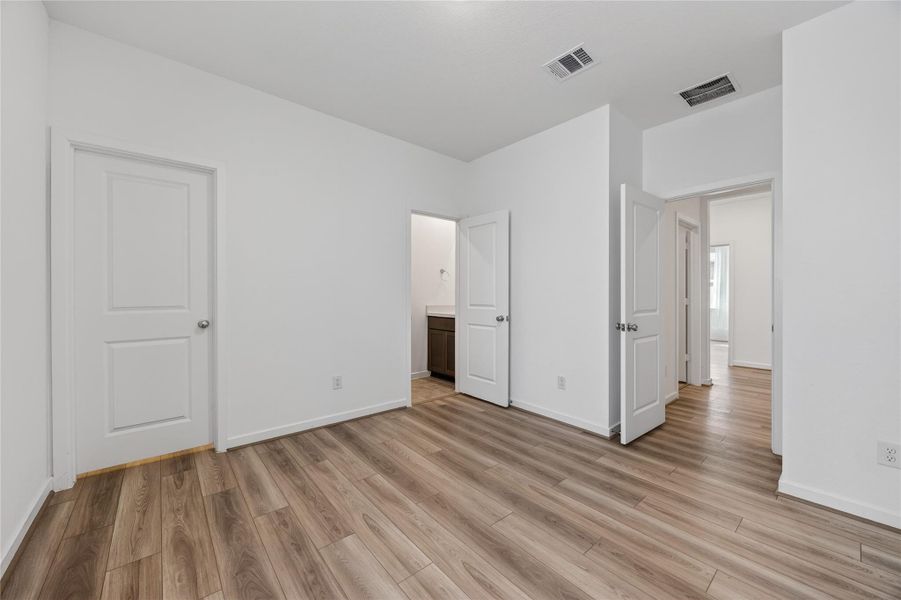 Spacious, unfurnished interior of a new home in Trillium, Richmond (Image 38).