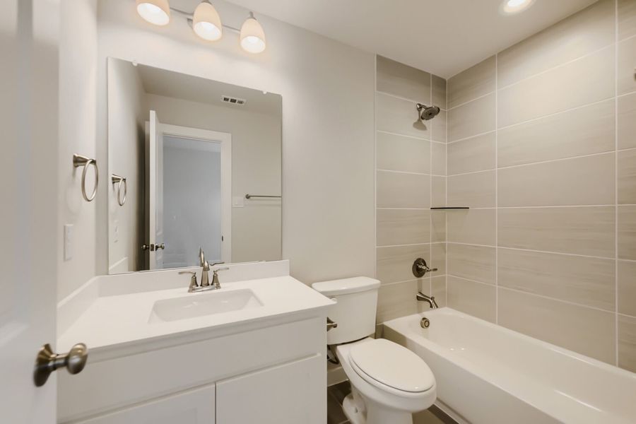 1636 Corrnwall - Full Bathroom 1636 Corrnwall - Full Bathroom