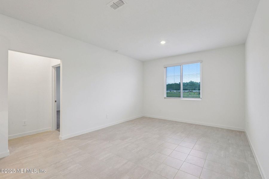 Spacious, unfurnished interior of a new home in Azalea Creek, Jacksonville (Image 17).