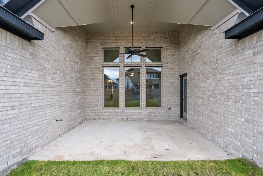 Exterior details and patio area of a home in Valencia 60', Manvel (Image 4).