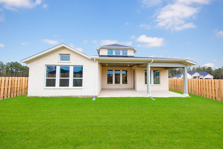 Come explore this generous backyard—perfect for kids to play freely and adults to unwind in comfort!