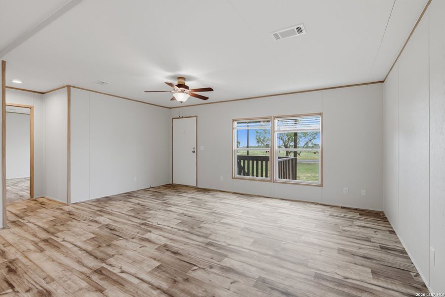 Spacious, unfurnished interior of a new home in , Atascosa (Image 9).