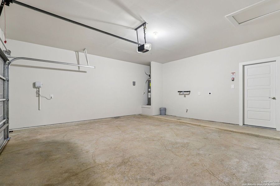 Spacious, unfurnished interior of a new home in Carmel Ranch, Schertz (Image 18).