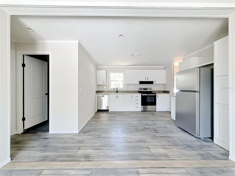 Spacious, unfurnished interior of a new home in , Orlando (Image 18).