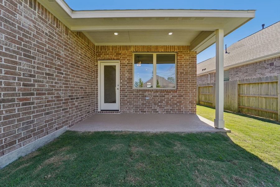 Exterior details and patio area of a home in Evergreen 40', Conroe (Image 20).