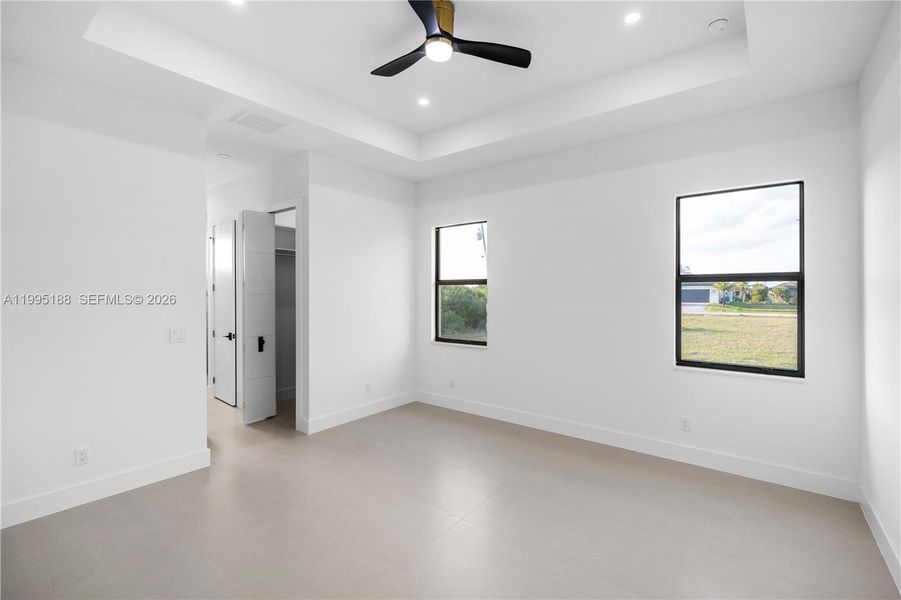 Spacious, unfurnished interior of a new home in , Cape Coral (Image 40).