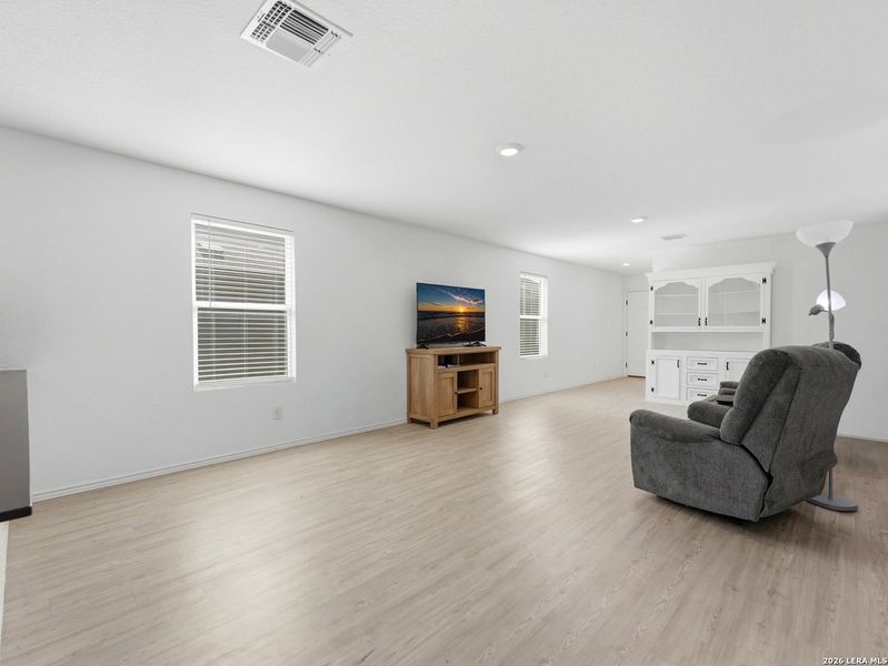 Spacious, unfurnished interior of a new home in Torian Village, San Antonio (Image 25).