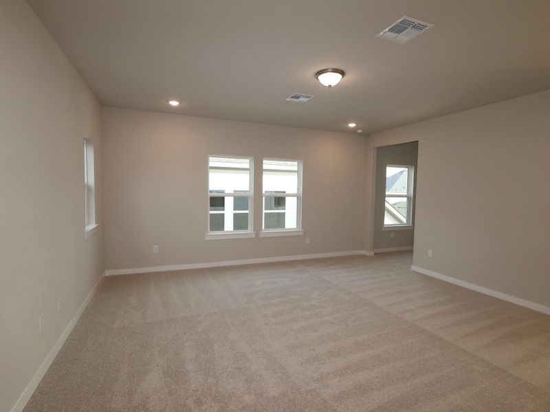 Spacious, unfurnished interior of a new home in Edgewood, Leander (Image 7).