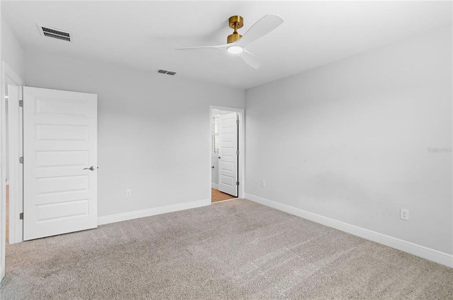 Spacious, unfurnished interior of a new home in , Winter Garden (Image 39).