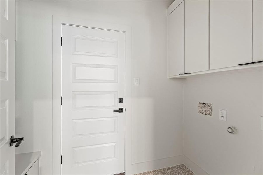 Laundry room with baseboards