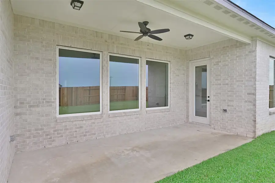 Exterior details and patio area of a home in Lago Mar, Texas City (Image 3).