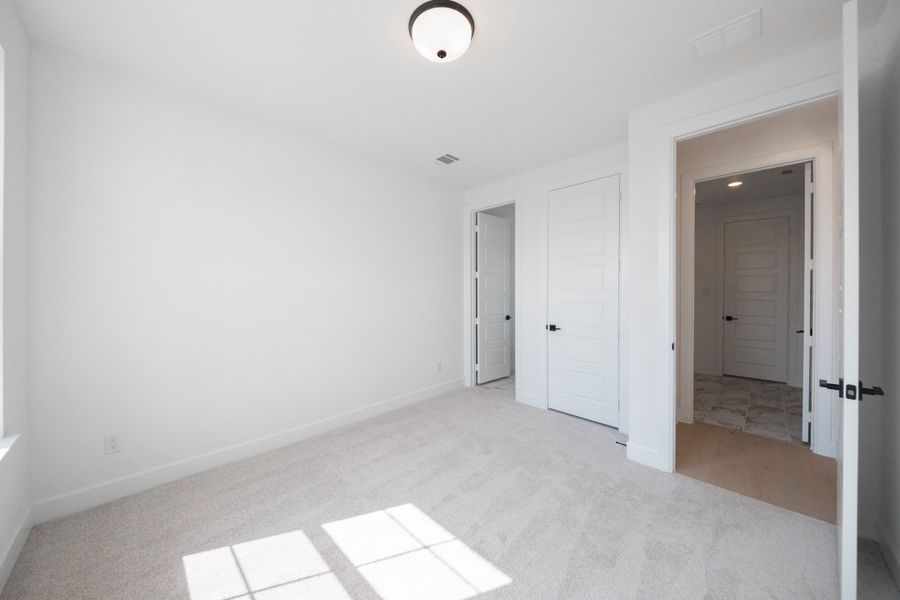 Spacious, unfurnished interior of a new home in Heath Golf and Yacht Club, Heath (Image 23).