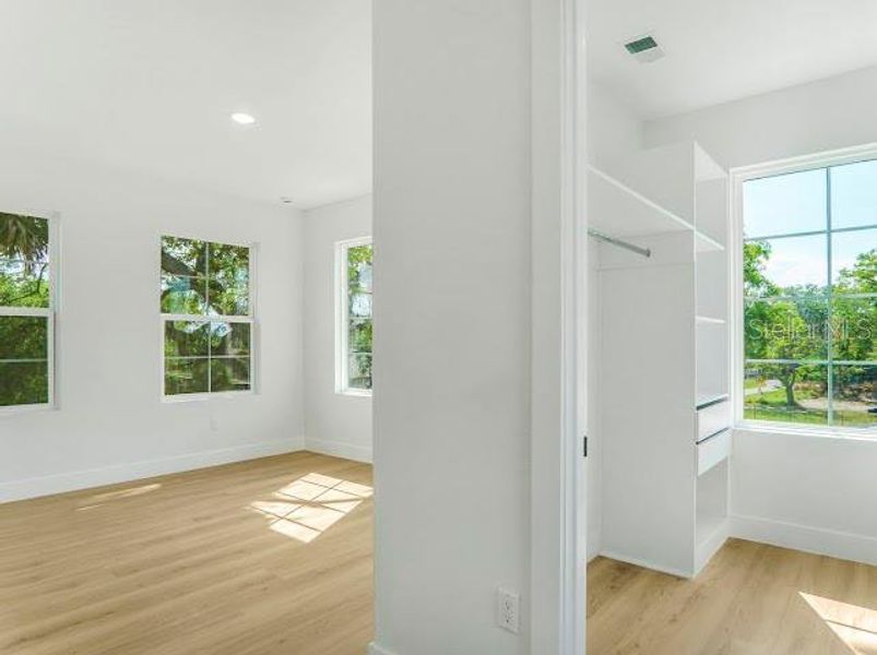 Spacious, unfurnished interior of a new home in , Oakland (Image 44).