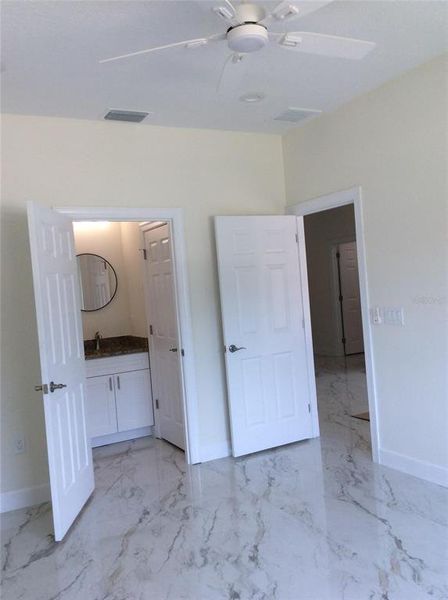 Spacious, unfurnished interior of a new home in , Tampa (Image 6).