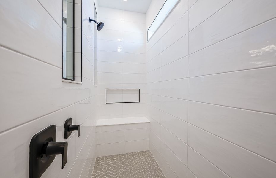 Representative interior finishes for a home built from the Mystique by Pulte Homes in Seaire, Parrish (Image 19).