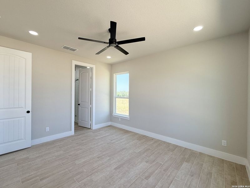 Spacious, unfurnished interior of a new home in , La Vernia (Image 15).