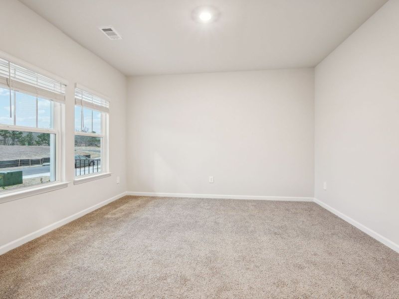 Spacious, unfurnished interior of a new home in Ivey Township, Dallas (Image 10).