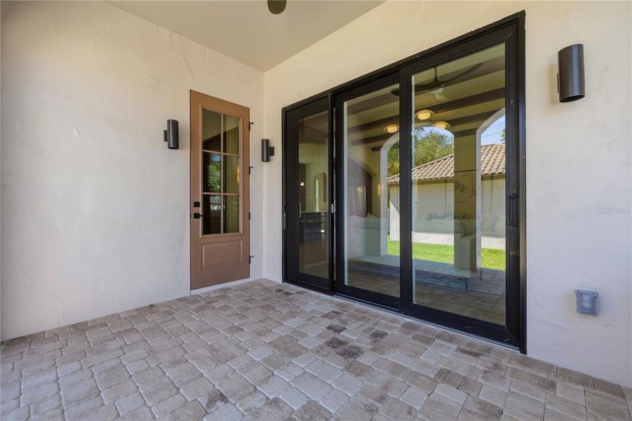 Exterior details and patio area of a home in , St. Petersburg (Image 40).