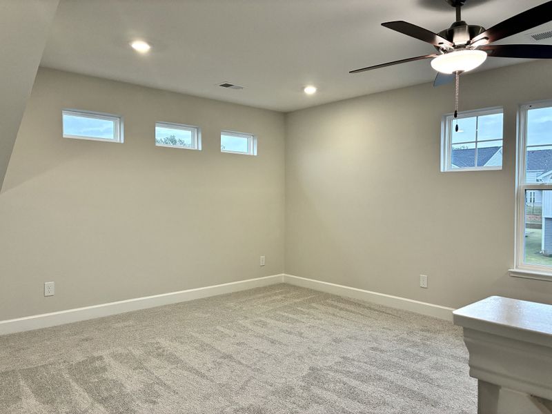 Spacious, unfurnished interior of a new home in Holly Ridge, Greenville (Image 16).