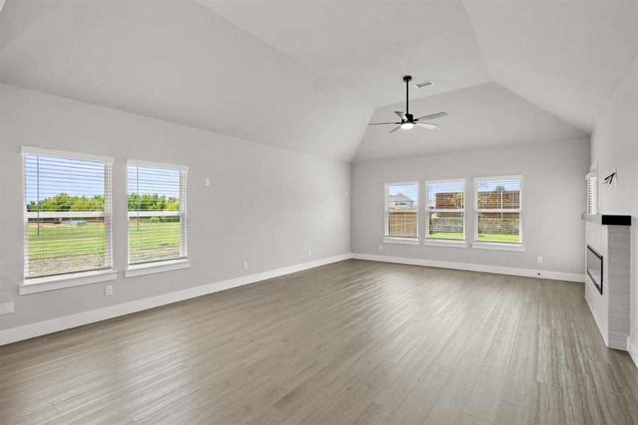 Spacious, unfurnished interior of a new home in Oaks of North Grove, Waxahachie (Image 28).