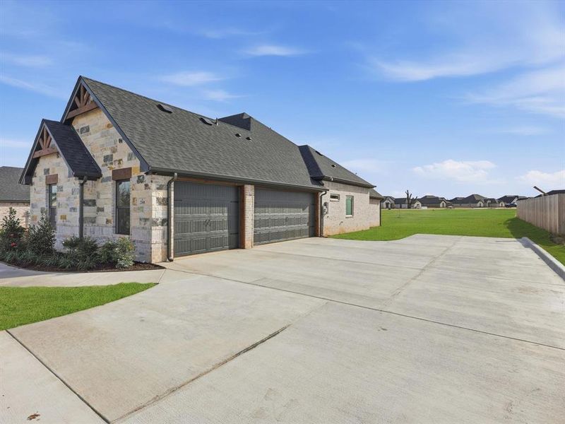 Exterior details and patio area of a home in , Granbury (Image 3).