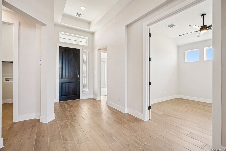 Spacious, unfurnished interior of a new home in Meyer Ranch, New Braunfels (Image 20).