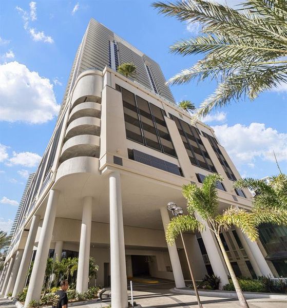 Condo located in St. Petersburg, FL showcasing its design and architecture (Image 13). Condo located in St. Petersburg, FL showcasing its design and architecture (Image 13).