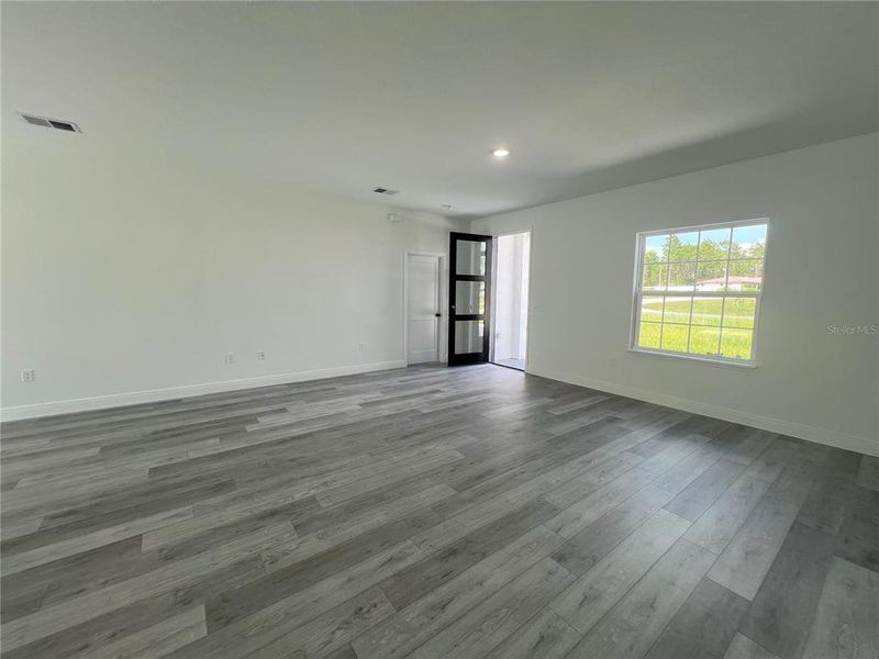 Spacious, unfurnished interior of a new home in , Ocala (Image 14).