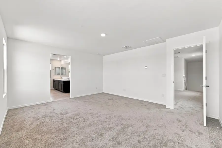 Spacious, unfurnished interior of a new home in Baker Farms, Phoenix (Image 12).