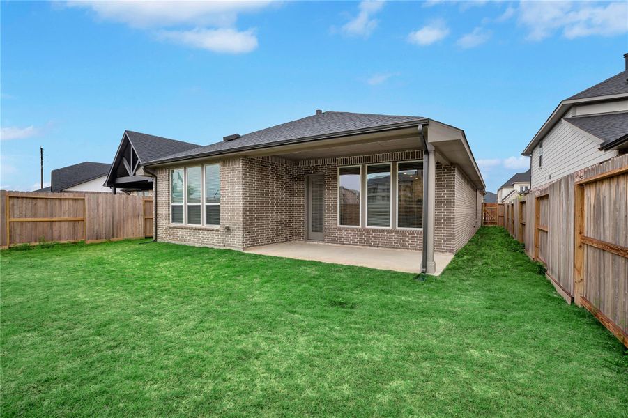 Exterior details and patio area of a home in Cross Creek Ranch 45′, Fulshear (Image 3).