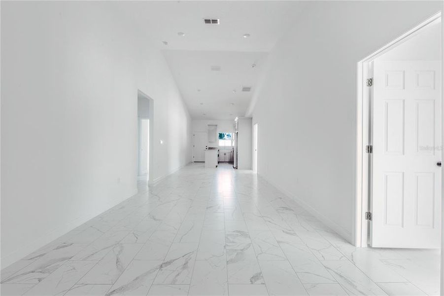 Spacious, unfurnished interior of a new home in , Haines City (Image 12).