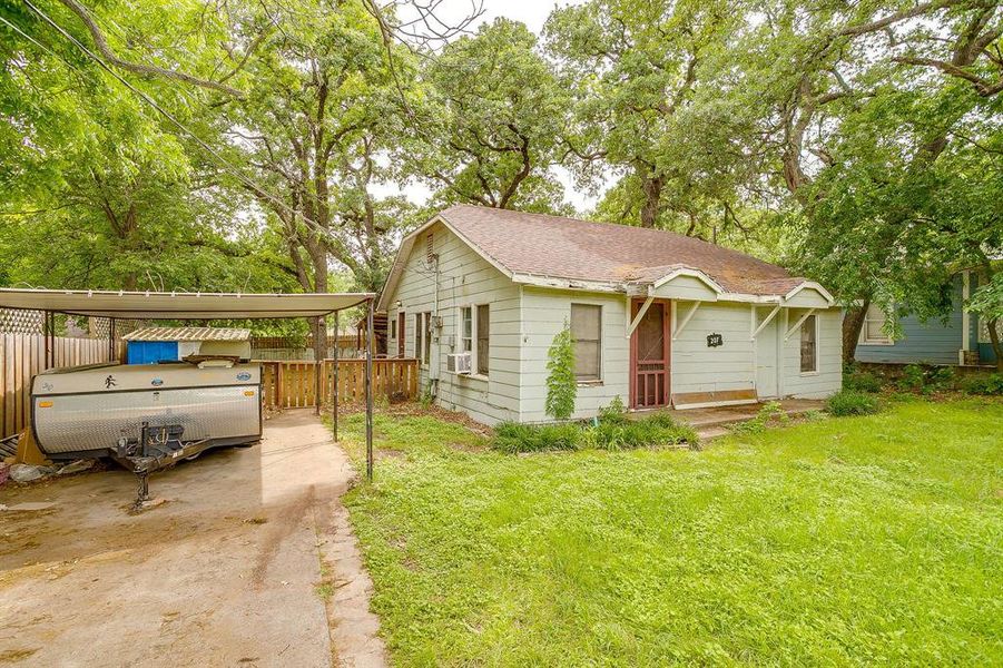 Exterior details and patio area of a home in , Weatherford (Image 14).