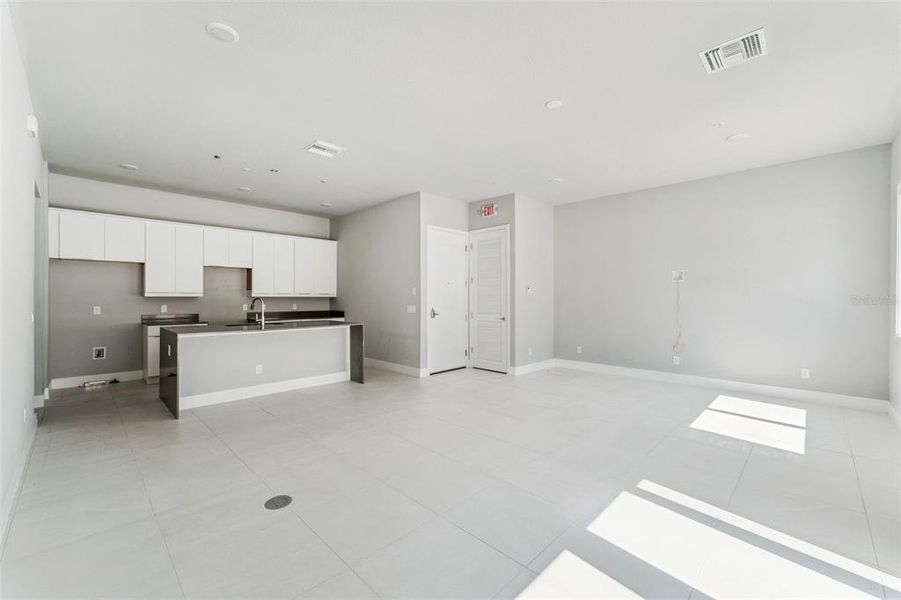 Spacious, unfurnished interior of a new home in , Kissimmee (Image 12).