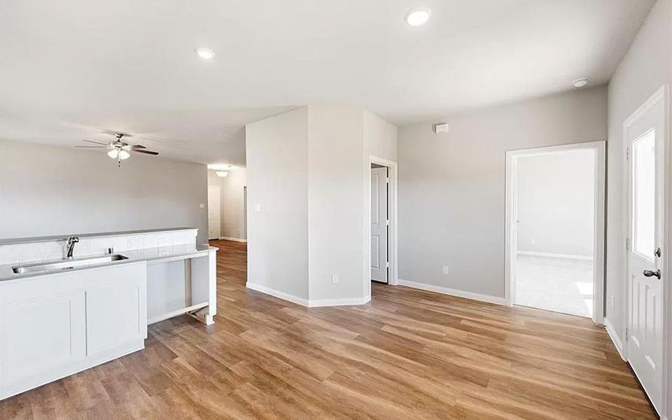 Spacious, unfurnished interior of a new home in Perkinsville, Chino Valley (Image 14).